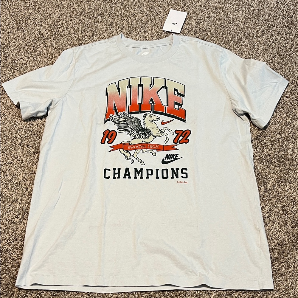 Nike White Graphic Tee - Short Sleeve